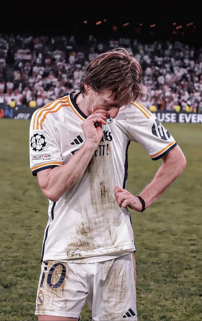 要来切尔西了？哈维-西蒙斯社媒简介删除RB莱比锡字样