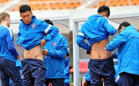 日本队以2-0击败加纳队，堂安律远射破门，阿布受伤离场，日本队近10场全胜，展现强大实力。